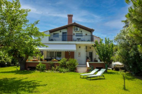 Villa Aurora – Beachfront, 2mins to Mamalouka and Blue Carpet